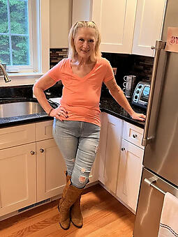 free porn mom in tight jeans